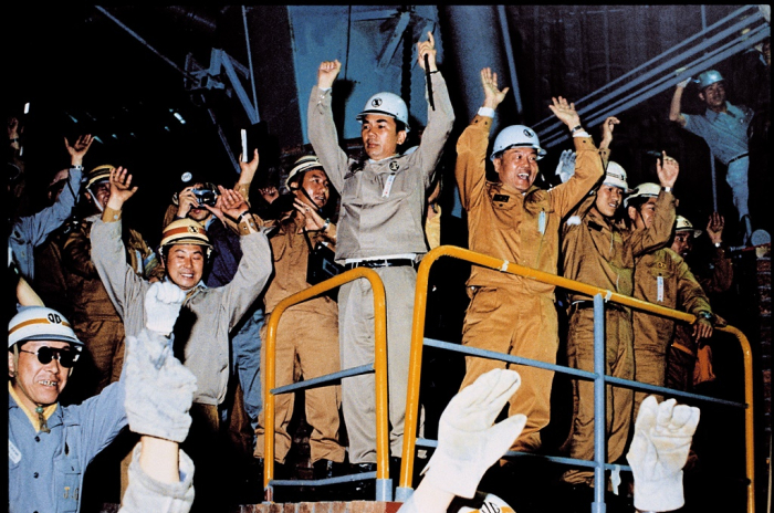 Park　Tae-joon　(middle),　the　late　honorary　chairman　of　POSCO,　and　other　key　founding　members　of　the　company　celebrate　on　June　9,　1973,　when　the　No.　1　blast　furnace　starts　producing　molten　iron