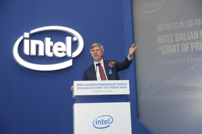 Intel　Senior　Vice　President　and　General　Manager　Robert　Crooke　speaks　at　Intel’s　Dalian　NAND　flash　manufacturing　facility　in　China　(Courtesy　of　Intel)