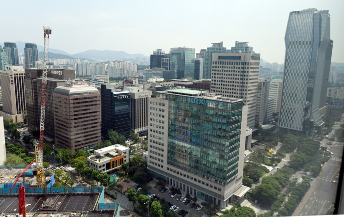 Yeouido,　Seoul's　main　finance　and　investment　banking　district