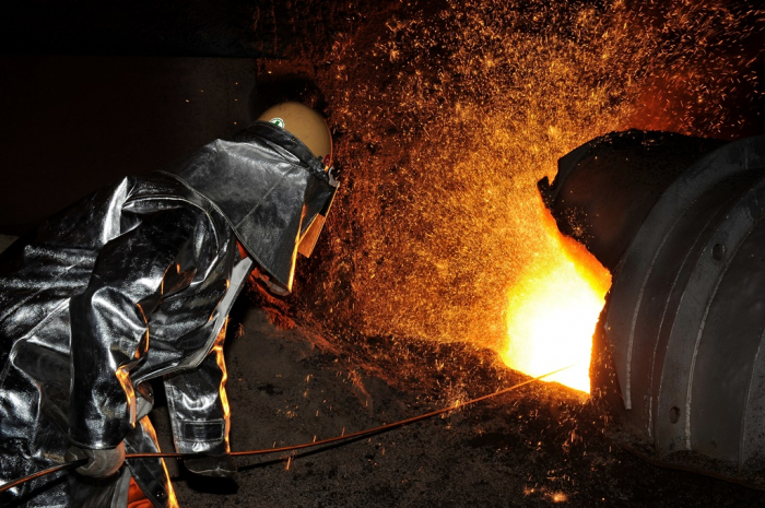 A　POSCO　employee　works　at　a　blast　furnace　(Courtesy　of　POSCO)