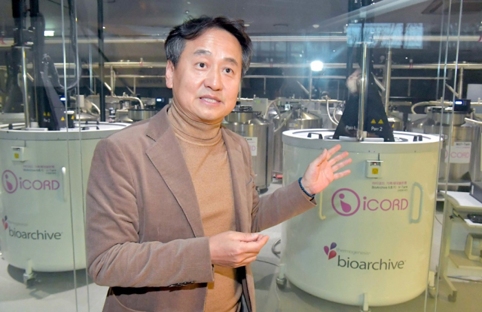 CHA　Biotech　CEO　Oh　Sang-hoon　explains　the　production　of　cell　therapies　at　the　company’s　research　center　in　South　Korea.