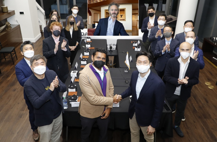 Hyundai Heavy Industries Group signs a MOU with Palantir Technologies to build a big data platform on Jan. 4 in Las Vegas. The group’s heir apparent Chung Ki-sun (on the right in the front row), Palantir’s COO Shyam Sankar (on the left) and Palantir CEO Alexander C. Karp (in the video in the upper center of the photo) attend the signing ceremony. (Courtesy of Hyundai Heavy Industries Group)