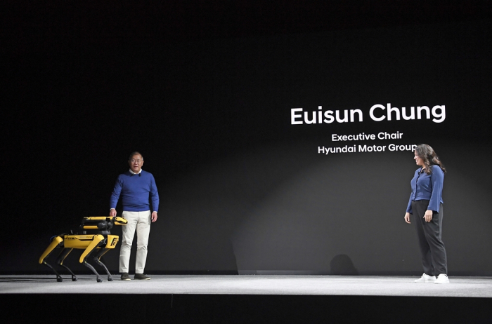 Hyundai　Motor　Chairman　Chung　alongside　Spot,　the　robot　dog,　at　CES　2022