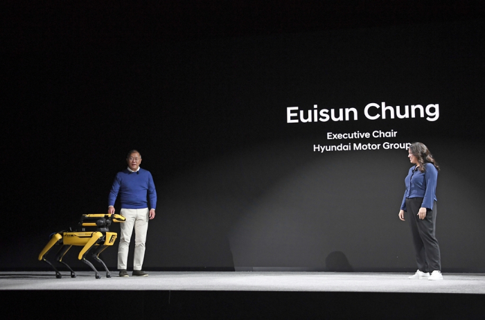 Hyundai Motor Chairman Chung alongside Spot, the robot dog, at CES 2022