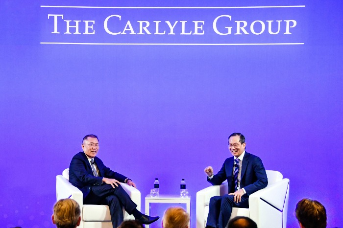 Hyundai　Motor　Group　Chairman　Chung　Euisun　and　The　Carlyle　Group　Inc.　CEO　Kewsong　Lee　at　a　fireside　chat　in　Seoul,　South　Korea　in　May　2019