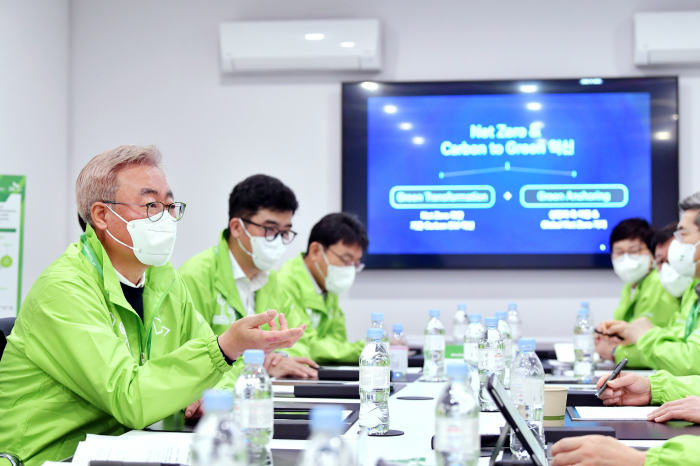 SK　Innovation's　executives　held　a　strategy　review　meeting　on　the　sidelines　of　CES　2022.