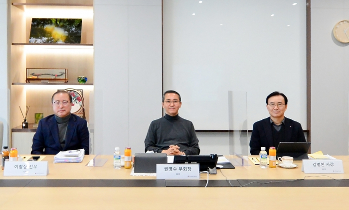 LG Energy Solution CEO Kwon Young-soo (center) at a press conference on its upcoming IPO