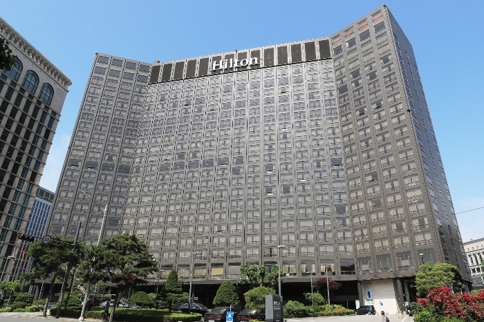 Millennium　Hilton　Seoul　sits　at　the　foot　of　Mt.　Namsan　in　downtown　Seoul