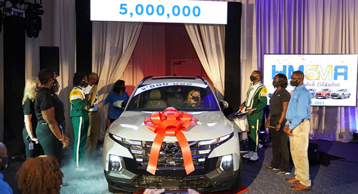 Hyundai　celebrates　its　5　millionth　vehicle,　a　Santa　Cruz,　built　at　its　assembly　plant　in　Montgomery,　Alabama