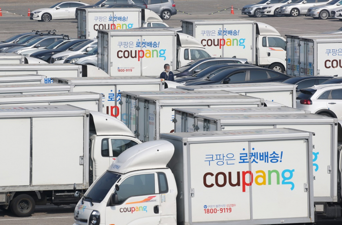 Coupang's　delivery　trucks