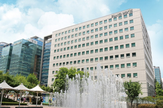 Headquarters　of　E-Land　World,　E-Land　Group's　holding　company