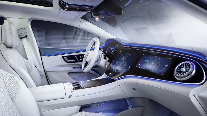 The　interior　of　Mercedes-Benz　featuring　an　infotainment　system　with　three　monitors　(Courtesy　of　LG　Electronics)