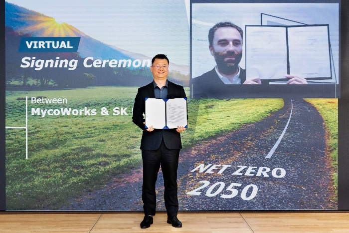 SK Networks's chief of new business portfolio Lee Ho-jeong poses in a virtual signing ceremony with CEO of MycoWorks Matthew Scullin