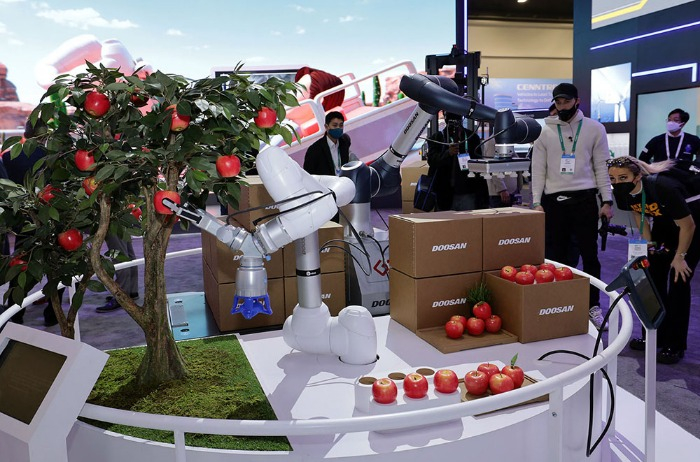 Cobots　by　Doosan　Robotics　can　pick　and　wrap　apples,　as　well　as　play　drums　in　close　proximity　to　humans.