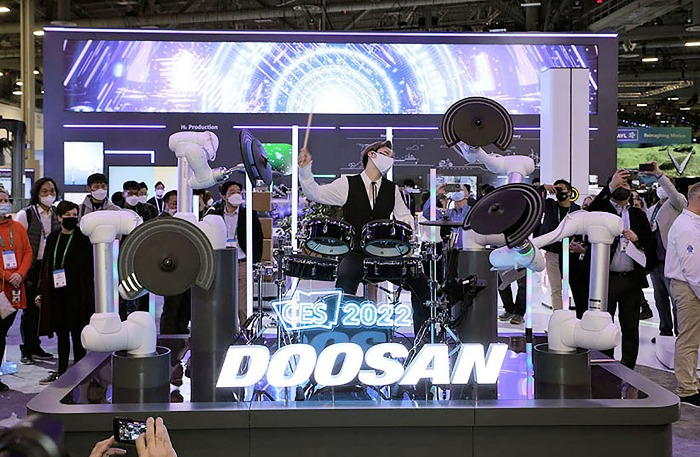 A　human　drummer　and　Doosan　Robotics'　cobots　jam　at　CES　2022
