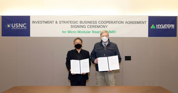 Hyundai　Engineering　CEO　Kim　Chang-hag　(left)　and　USNC　CEO　Francesco　Venneri　sign　an　MMR　deal