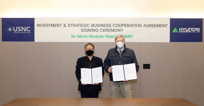 Hyundai Engineering CEO Kim Chang-hag (left) and USNC CEO Francesco Venneri sign an MMR deal