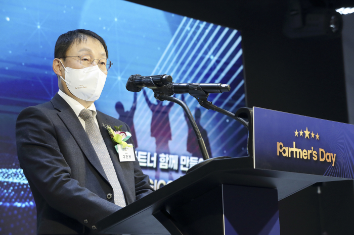 KT　Chief　Executive　Ku　Hyeon-mo　delivered　a　speech　for　the　Partners'　Day　event　on　Jan.　18