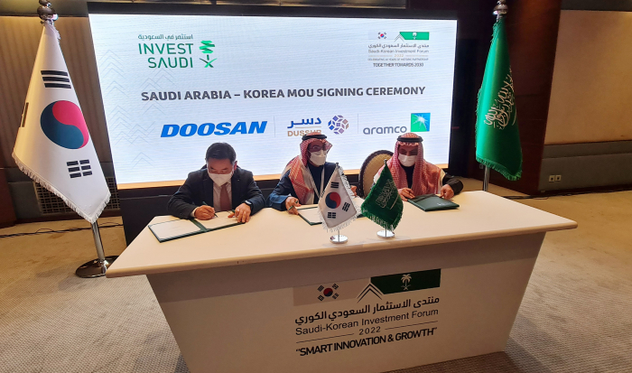 Doosan　Heavy　Managing　Director　Jeon　Ha-yong　(left)　signs　an　MOU　with　Dussur　CEO　Raed　Al-Rayes　(center)　and　SADCO　CEO　Waleed　AlmeerAbdullah　(right)　on　their　joint　venture　launch