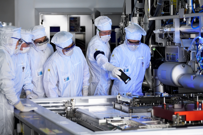 A EUV trainer explains the system to trainees at ASML