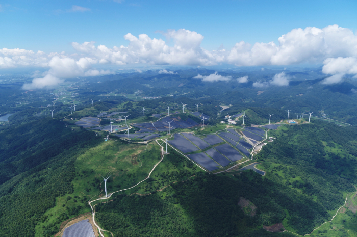 South　Korea's　largest　94-megawatt　solar　power　plant　in　Yeongam,　South　Jeolla　Province