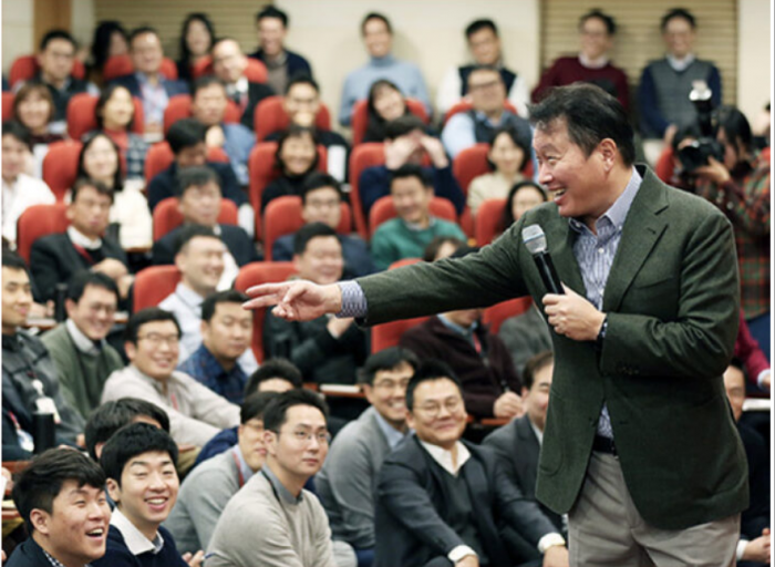 SK　Group　Chairman　Chey　Tae-won　(far　right)　in　a　town　hall　meeting　with　SK　employees　in　2019　(Courtesy　of　SK)