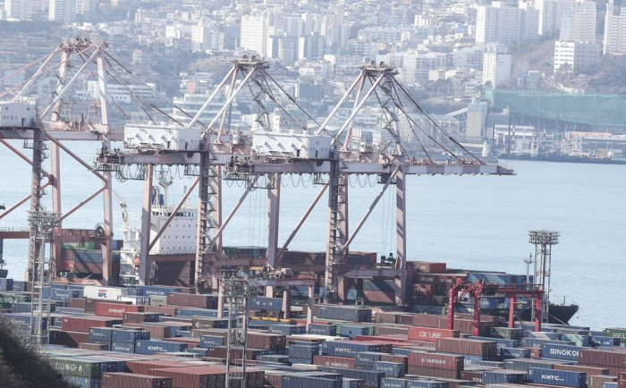 Container　terminals　at　the　Port　of　Busan,　South　Korea