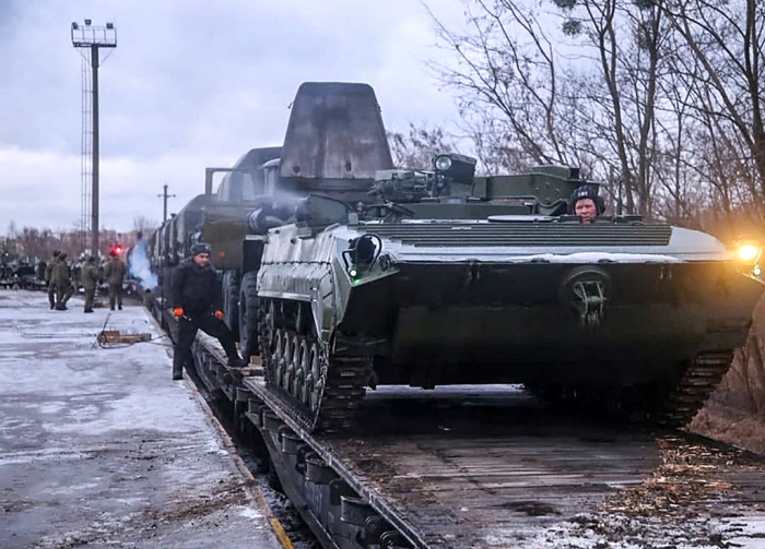 This　handout　photograph　released　on　Jan.　18,　2022,　by　Belarus'　Ministry　of　Defence,　shows　a　Russian　train　transporting　military　vehicles　arriving　for　drills　in　Belarus.　Belarus　said　that　Russian　troops　had　begun　arriving　in　the　country　for　military　drills　announced　against　the　backdrop　of　tensions　between　the　West　and　Russia　over　neighboring　Ukraine.　(Courtesy　of　AFP,　Belarus'　Defence　Ministry,　Yonhap) 