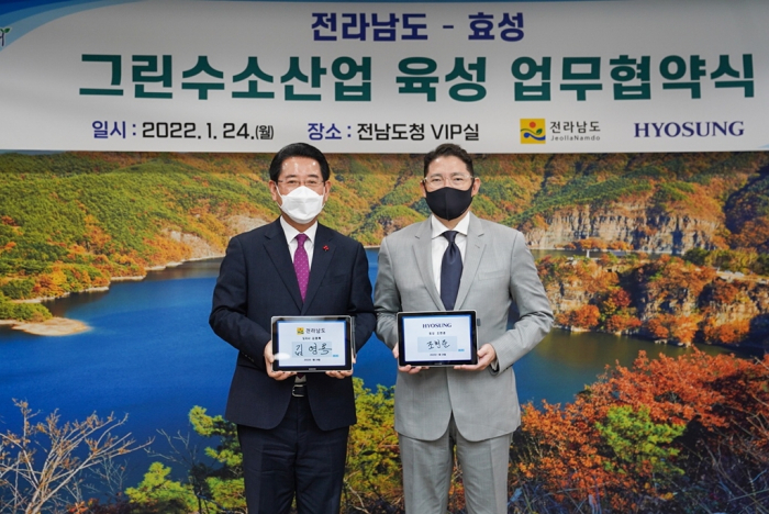 Hyosung　Chairman　Cho　Hyun-joon　(right)　and　the　South　Jeolla　Province　governor　sign　a　hydrogen　MOU
