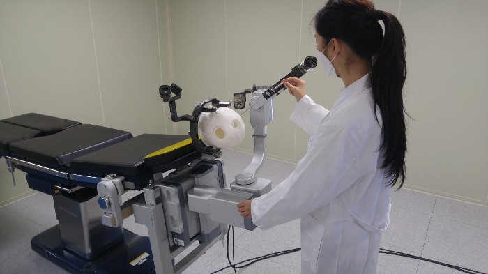 A　Koh　Young　Technology　researcher　tests　its　medical　robot　Kymero