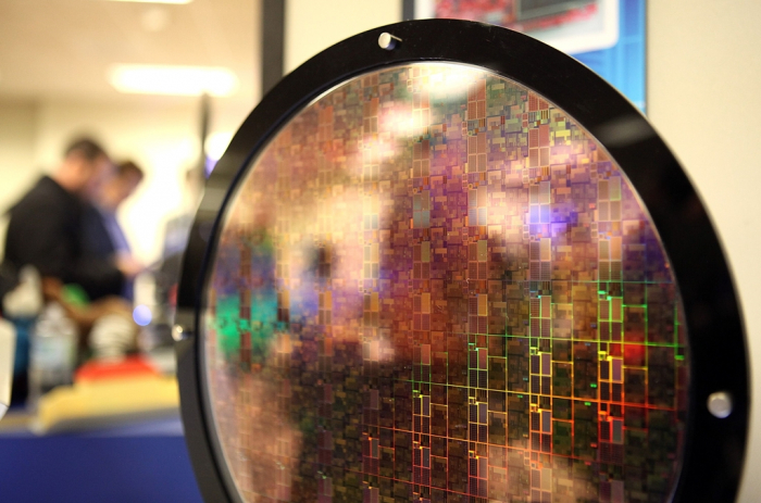 A　silicon　wafer　on　display　at　a　Samsung　Electronics　show