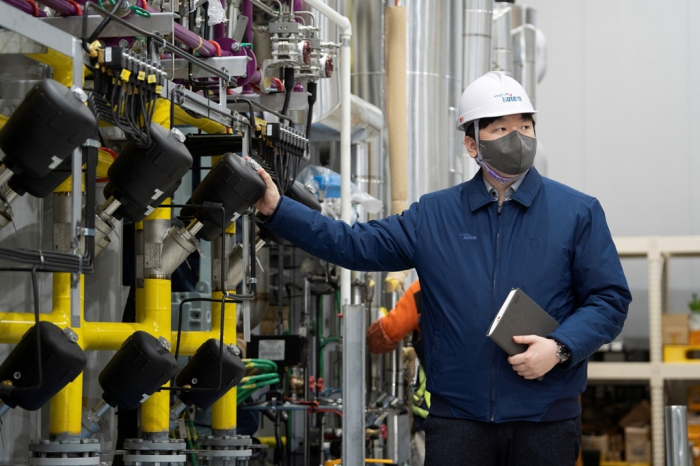 A　Hyundai　Rotem　engineer　explains　its　hydrogen　extractor　at　the　company’s　plant　in　Uiwang,　South　Korea　(Courtesy　of　Hyundai　Rotem)