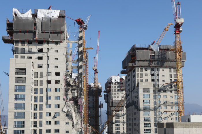 Part　of　a　39-story　apartment　building　under　construction　in　Gwangju　crumbled　on　Jan.　11,　for　which　HDB　Hyundai　Development　is　the　main　contractor