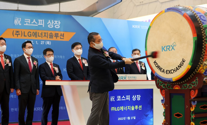 LG　Energy　CEO　Kwon　Young-soo　bangs　the　Korea　Exchange　drum　to　mark　the　company's　Kospi　trading　debut 