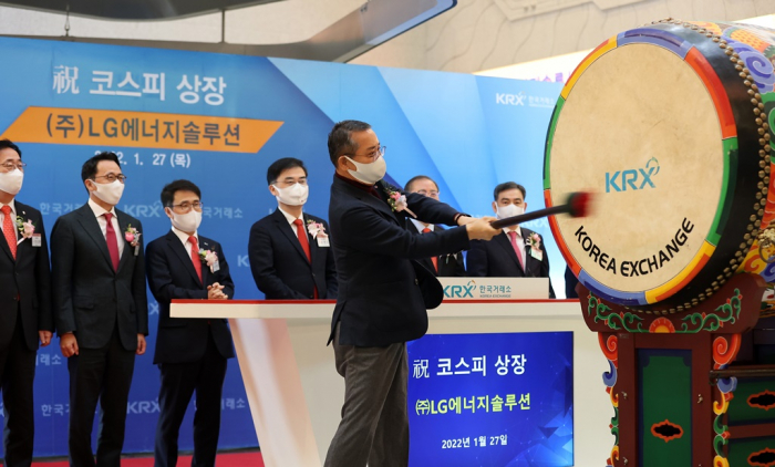 LG Energy CEO Kwon Young-soo bangs the Korea Exchange drum to mark the company's Kospi trading debut