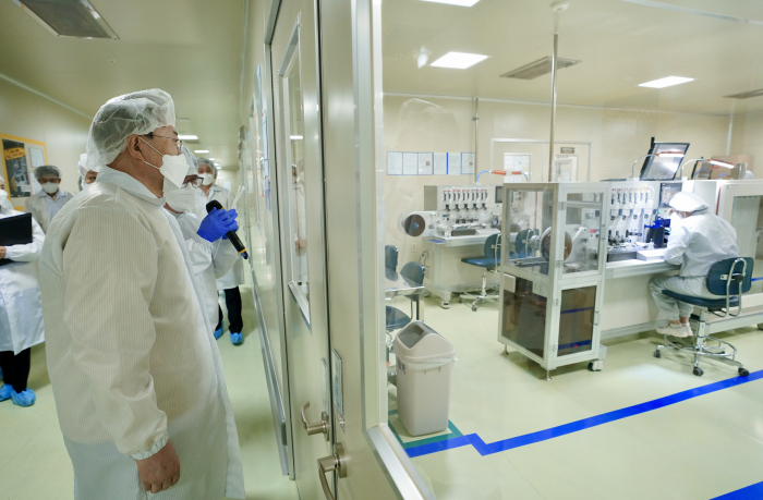 President　Moon　Jae-in　peeks　into　SD　Biosensor's　lab　in　Cheongju,　North　Chungcheong　Province,　on　Jan.　30,　2022