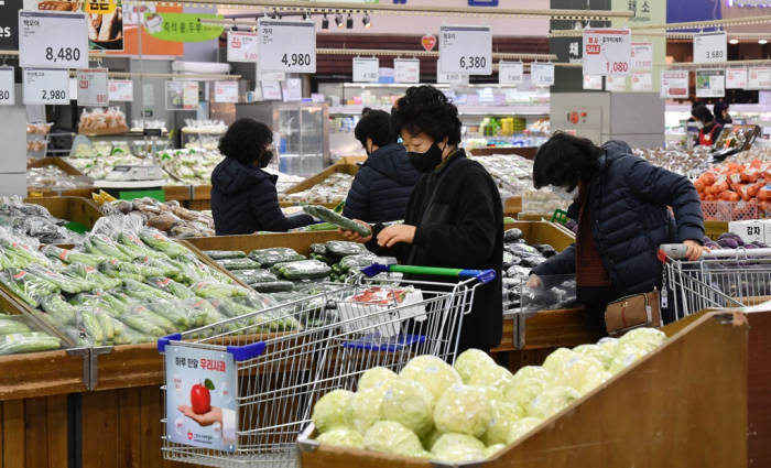 Customers　examine　vegetables　at　a　hypermarket　in　Seoul