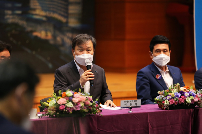 Lee　Dong-che　(left),　founder　and　chairman　of　EcoPro,　the　holding　company　of　EcoPro　BM,　speaks　during　the　company's　September　announcement　of　its　local　facility　expansion　plan. 