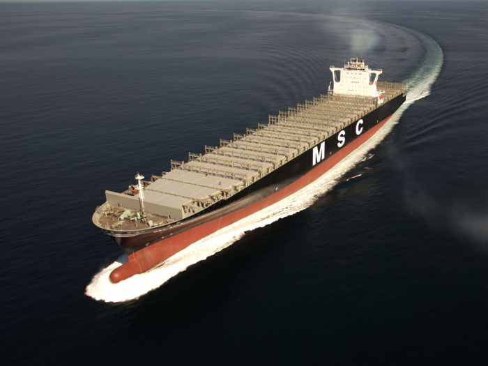 A　container　ship　built　by　Hyundai　Heavy　Industries