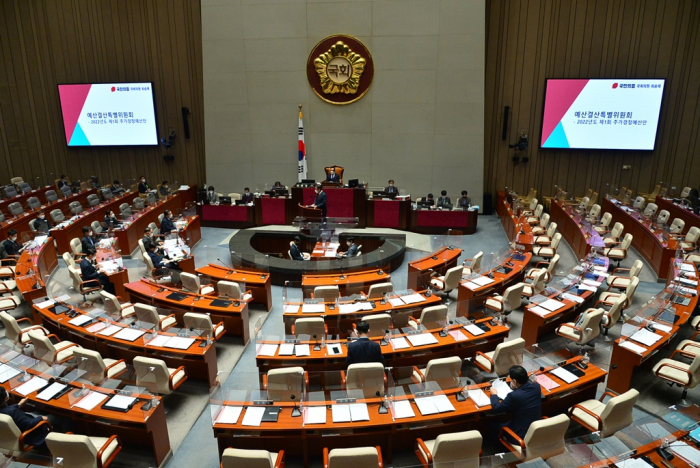 South　Korea’s　lawmakers　on　Feb.　7　discuss　a　supplementary　budget