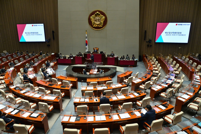 South Korea’s lawmakers on Feb. 7 discuss a supplementary budget