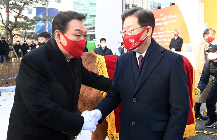 Presidential candidates Yoon Suk-youl (left) of the main opposition People Power Party and Lee Jae-myung of the ruling Democratic Party