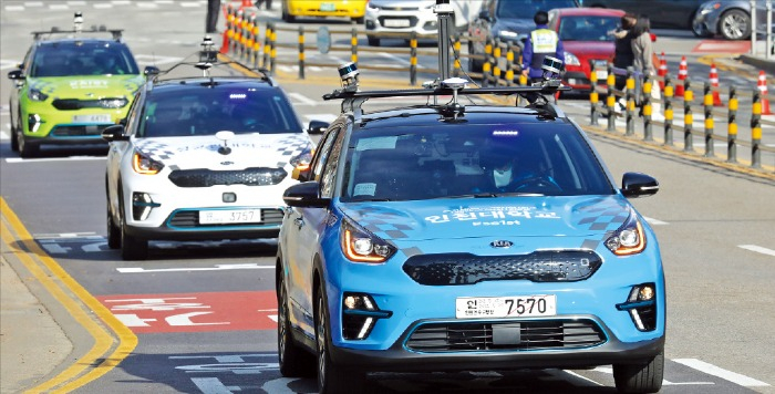 University　contestants　participate　in　last　year's　Hyundai　Motor　Group　autonomous　driving　event