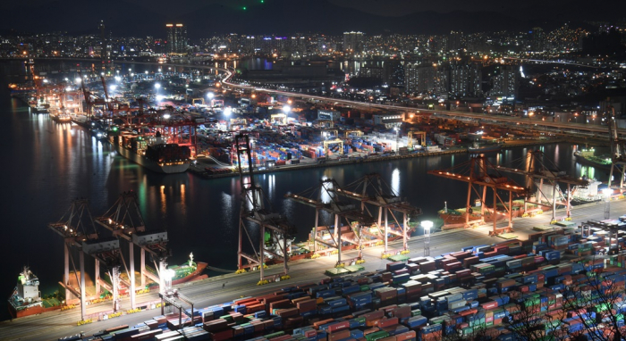 Container　terminals　at　the　Port　of　Busan,　South　Korea