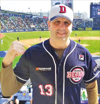 Mark　Lippert　is　a　fan　of　Korea's　Doosan　Bears　baseball　team