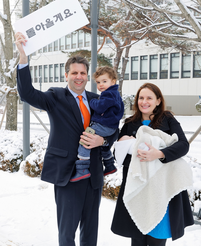 Former　US　Ambassador　to　South　Korea　Mark　Lippert　and　his　family