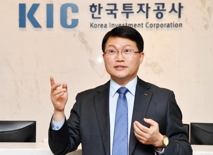 Jin　Seoungho,　CEO　of　KIC,　speaks　during　an　interview　with　The　Korea　Economic　Daily　in　January