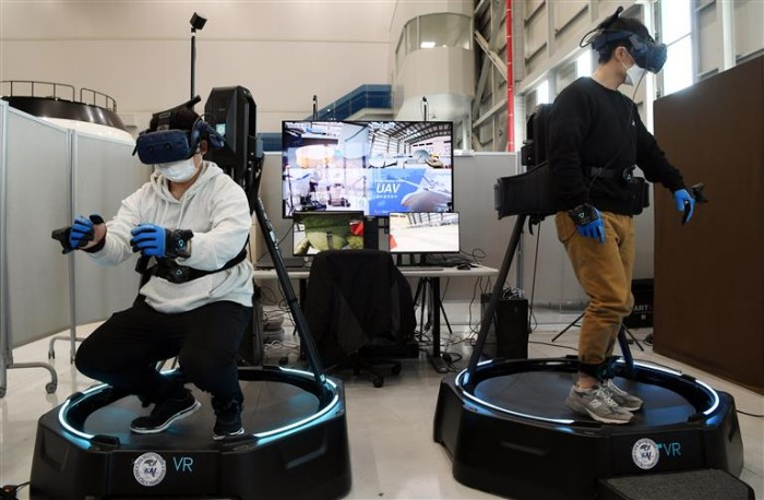 KAI　employees　demonstrate　VR　equipment　for　maintenance　training　in　December　2021 