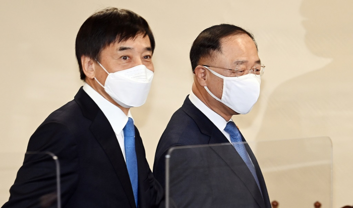 Bank　of　Korea　Governor　Lee　Ju-yeol　(left)　and　South　Korea’s　Finance　Minister　Hong　Nam-ki　on　Feb.　11　attend　a　meeting　on　the　macroeconomy　and　financial　markets.