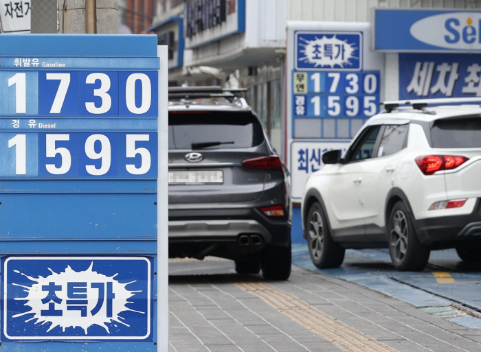 A　gas　station　in　Seoul.　Gasoline　prices　rise　for　a　fourth　straight　week　on　rising　crude　prices,　according　to　the　Korea　National　Oil　Corp　on　Feb.　13.